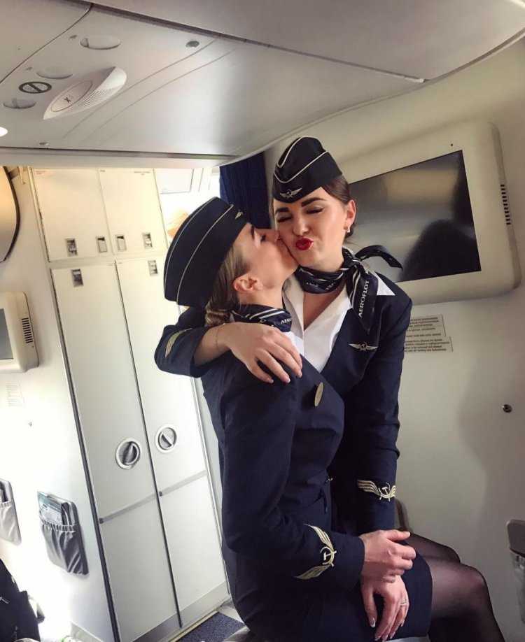 Стюардесса азиатской внешности