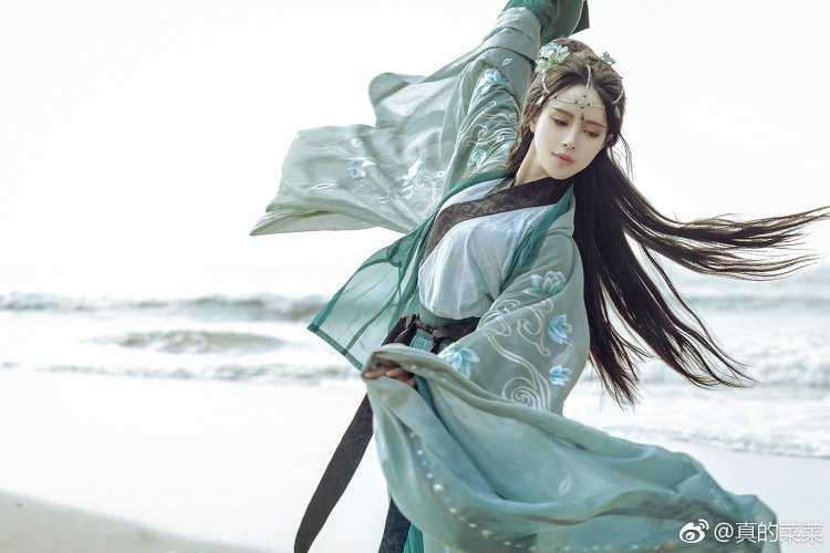 Китаянки в вечерних платьях