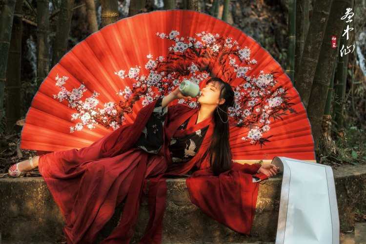Гейша с зонтиком в кимоно