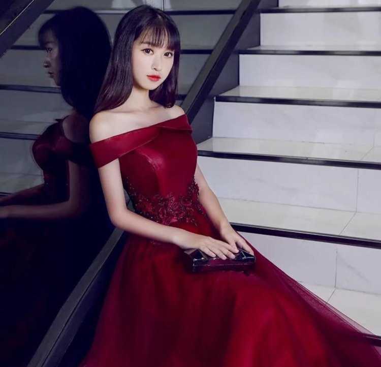 Кореянки в красивых платьях