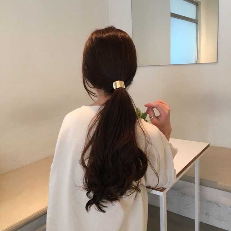 Кореянка со спины с длинными волосами