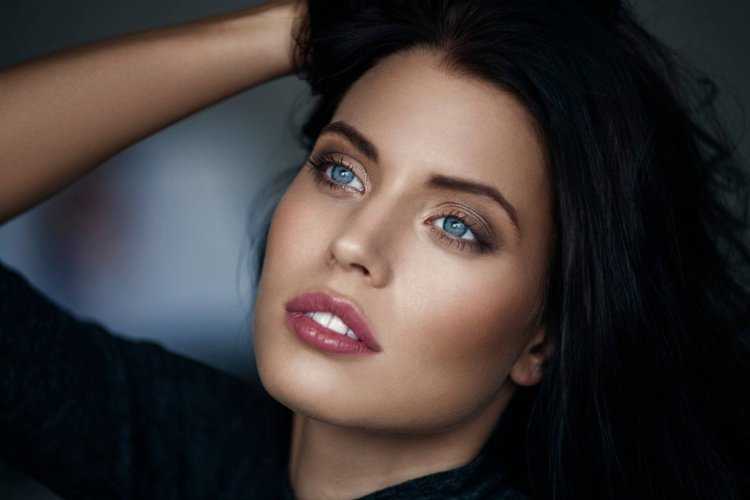 Макияж для шатенок с серо-голубыми глазами