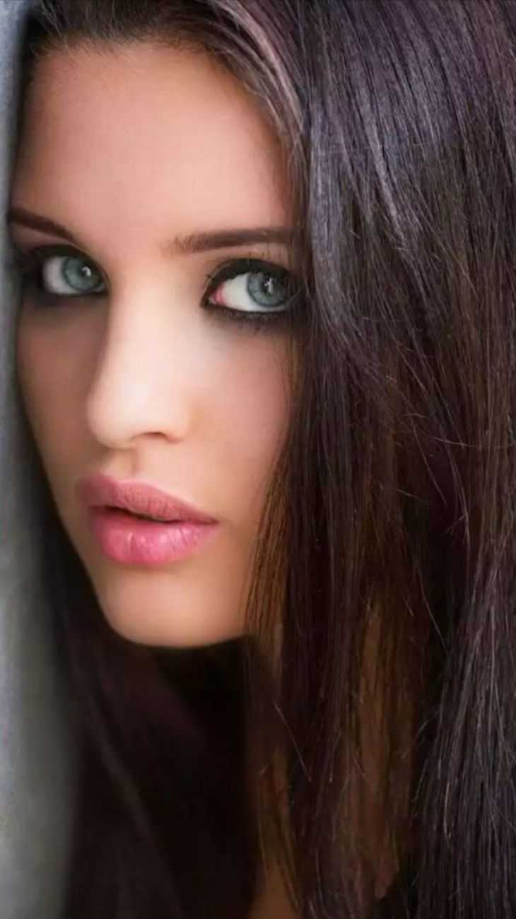 Красивая брюнетка с серыми глазами61