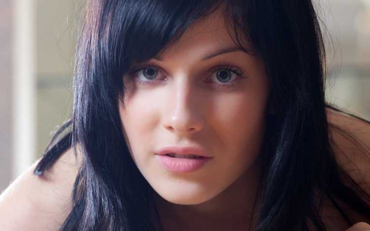 Брюнетки с серо голубыми глазами