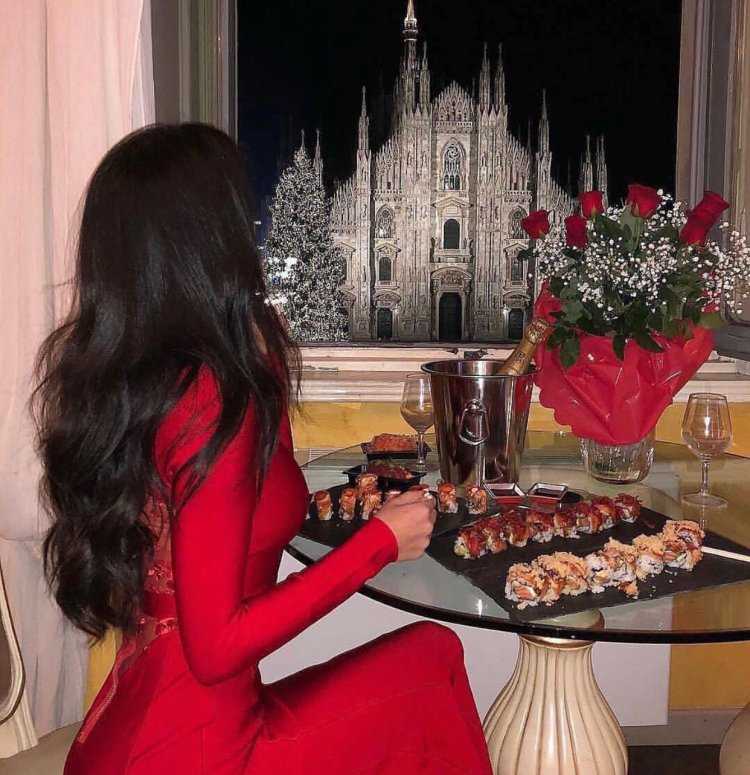 Страстная брюнетка со спины в ресторане