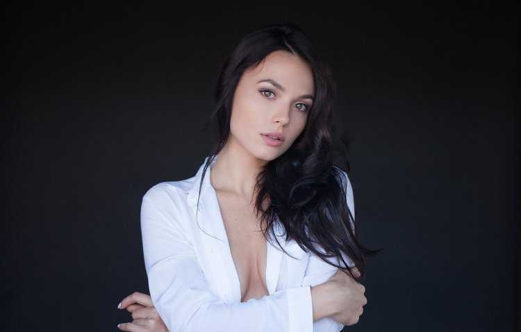 Портрет девушки брюнетки HD