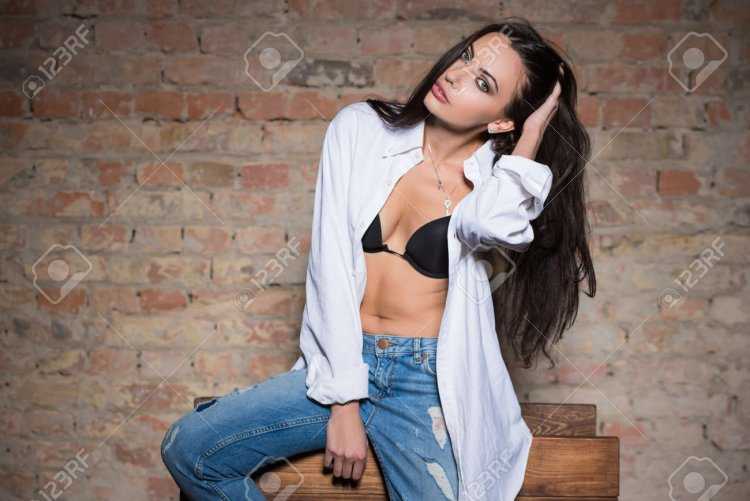 Фотосессия в джинсах и лифчике в студии