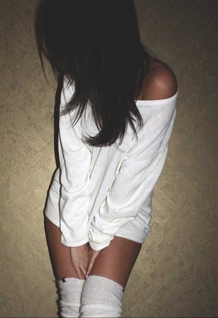 Брюнетка без лица в домашних