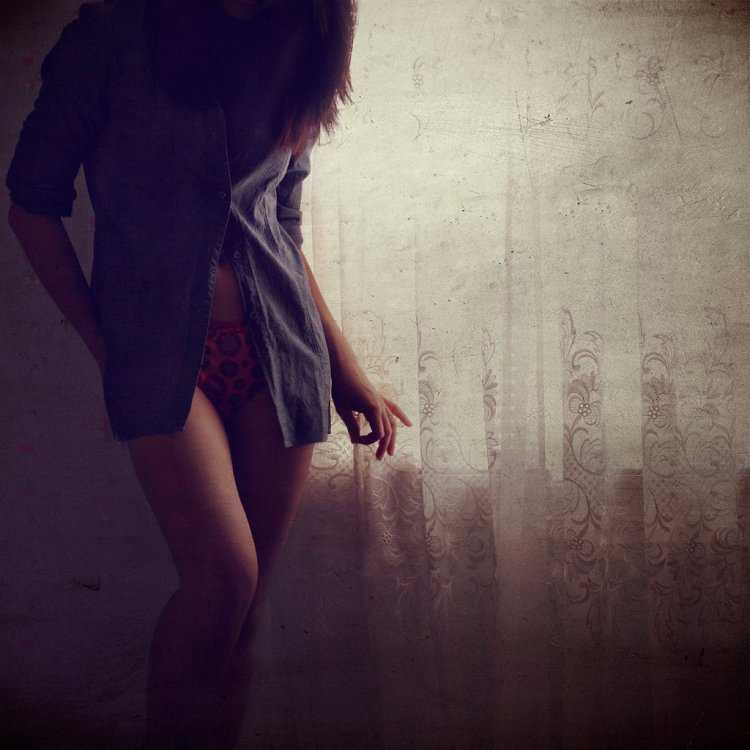 Брюнетка спиной к стене