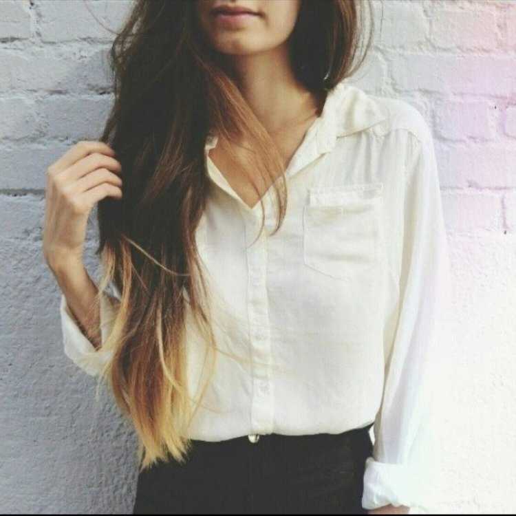 Девушка в рубашке с длинными волосами