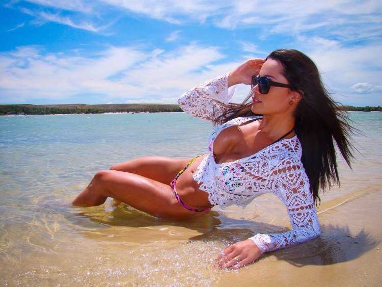 Девушка в очках на пляже