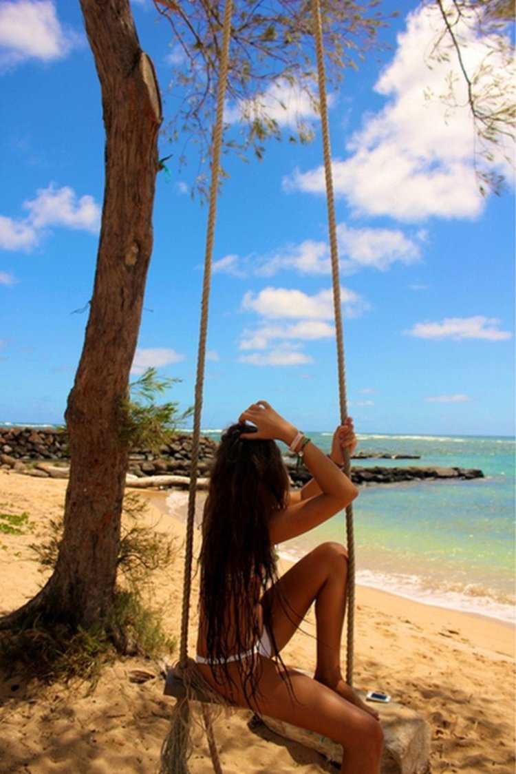 Брюнетки с длинными волосами на пляже