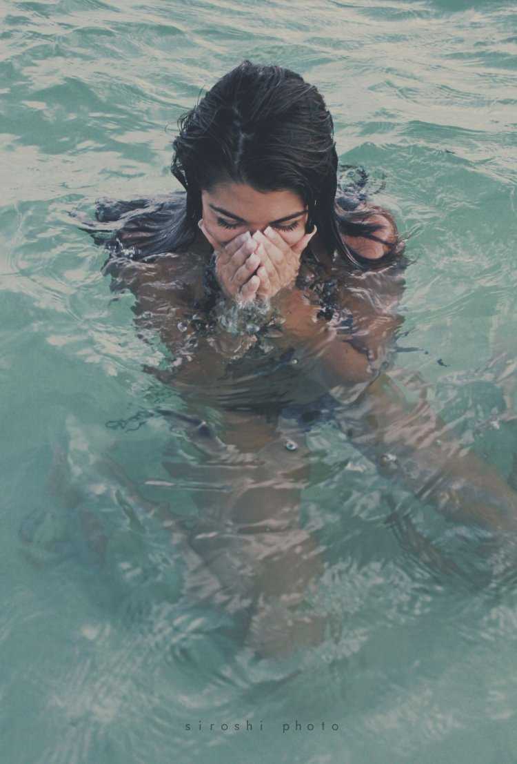 Красивые брюнетки на пляже65