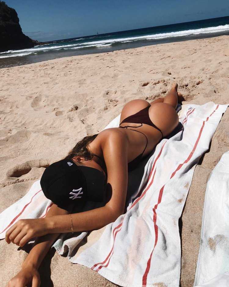 Девушка лежит на пляже