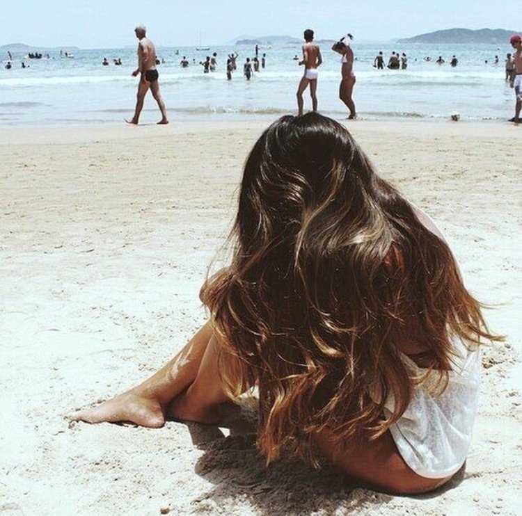 Брюнетки с длинными волосами на пляже