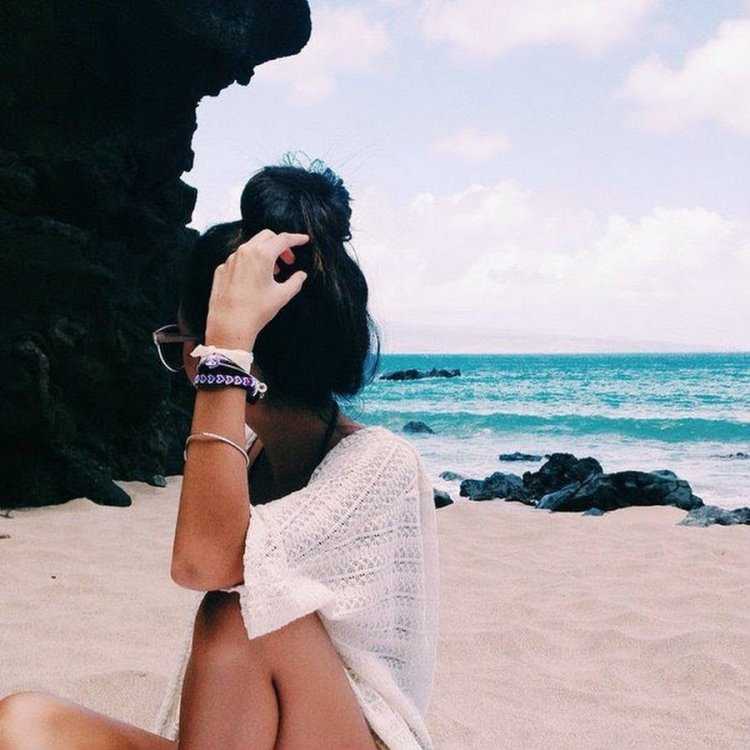 Красивые брюнетки на пляже32