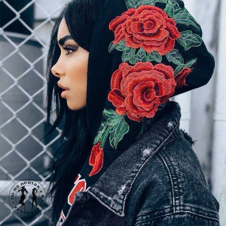 Девушка модная с розами