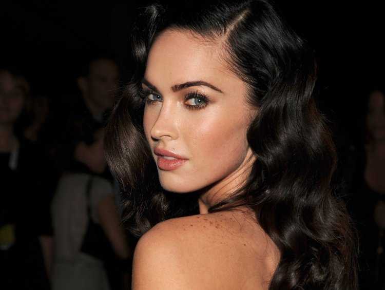 Голливудская волна брюнетка