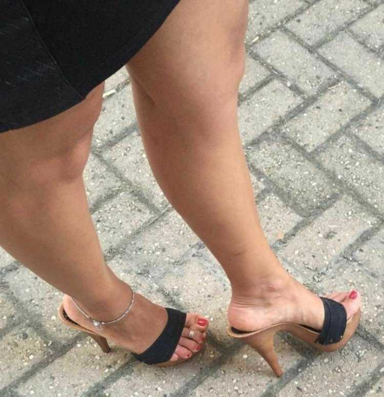 Пожилая женщина нога на ногу