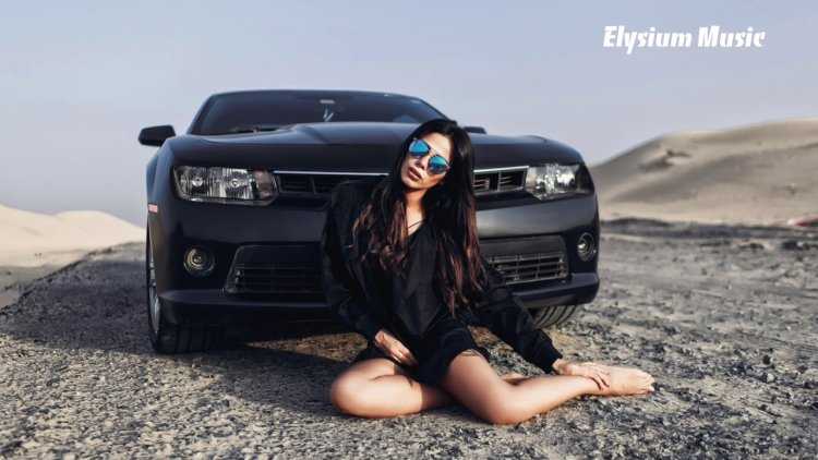 Девушка с машиной в пустыне