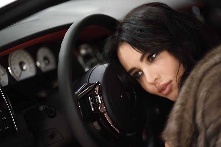 Красивая брюнетка в машине