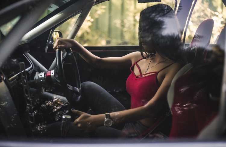 Девушка в салоне авто