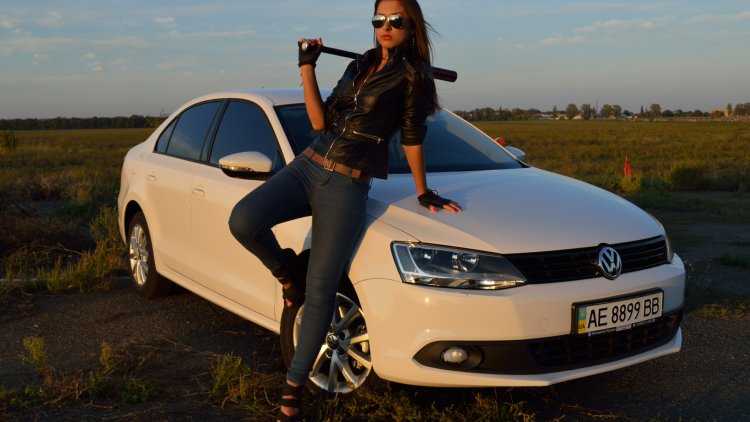 Девочка около машины