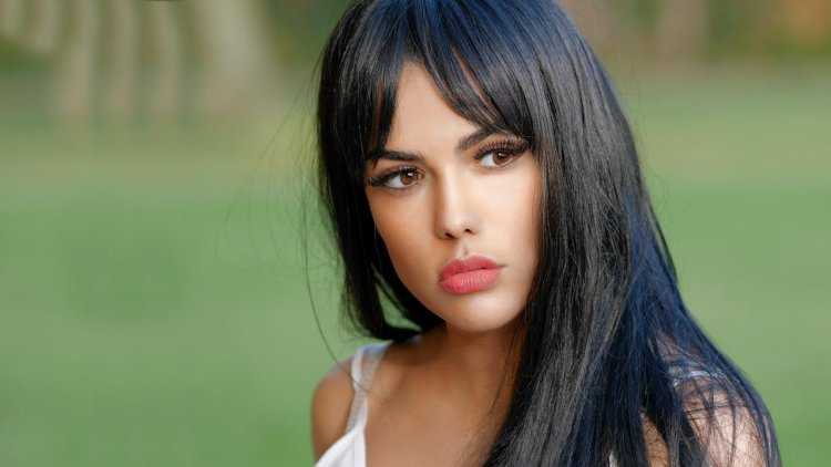 Девушка брюнетка