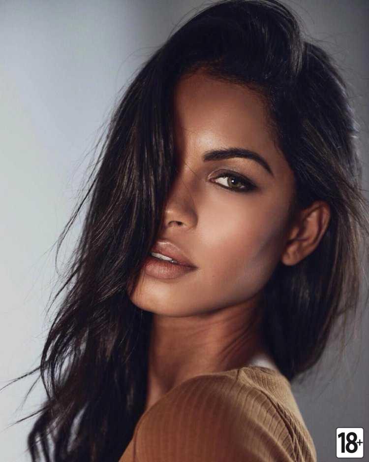 Смуглая брюнетка