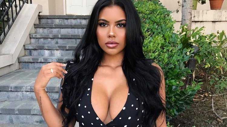 Брюнетка с большой грудью