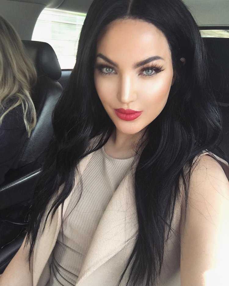 Natalie Halcro с длинными волосами