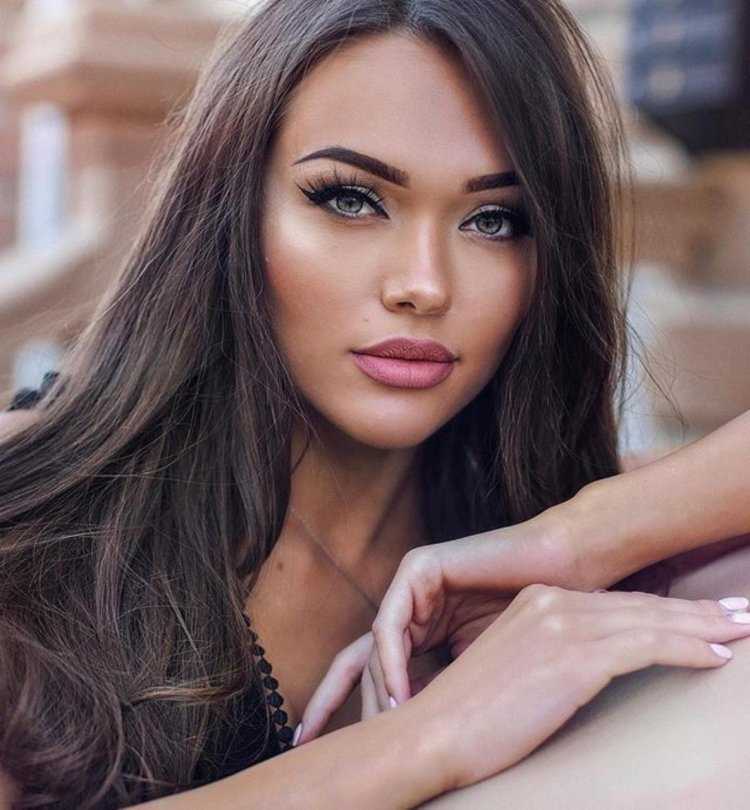 Натали Даниш брюнетка