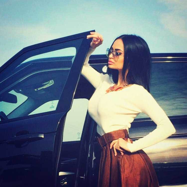 Нита Кузьмина в машине