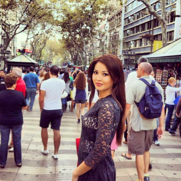 Обычные казахские девушки на улице