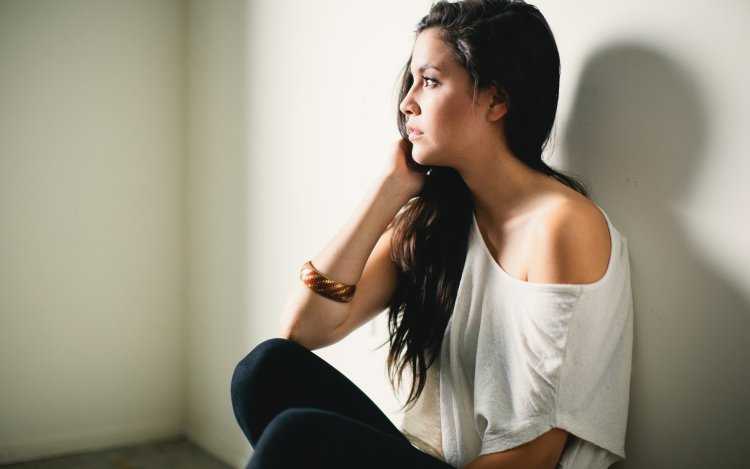 Брюнетка сбоку — заманчивые изгибы