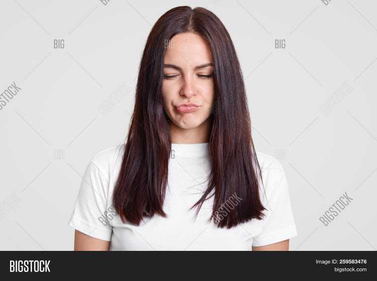 Девушка брюнетка с недовольным лицом