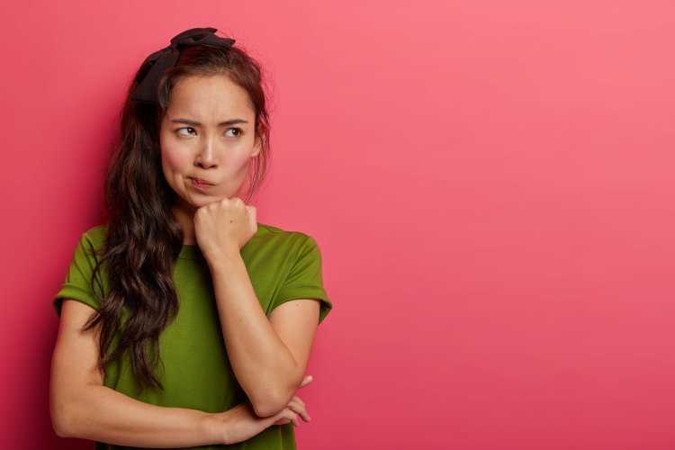 Подросток скрестил руки