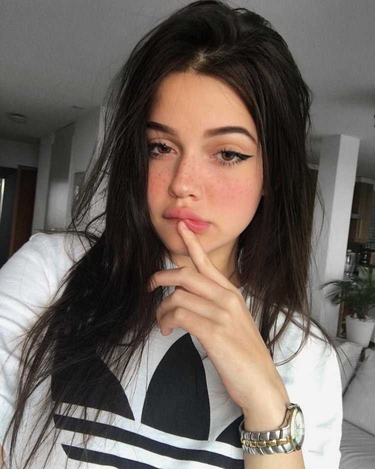 Милая девушка с черными волосами — чарующий образ