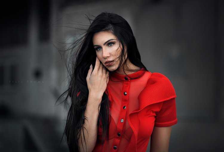 Черноволосая девушка