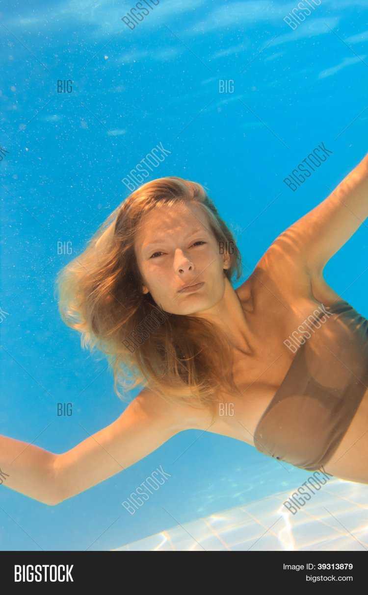 Топлесс в бассейне