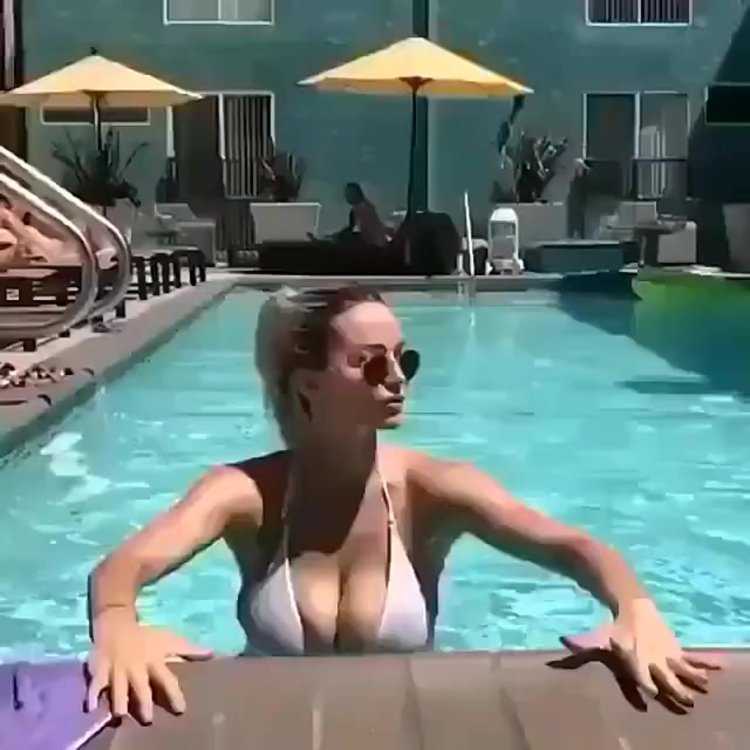 Линдсей Пелас фотосессии у бассейна