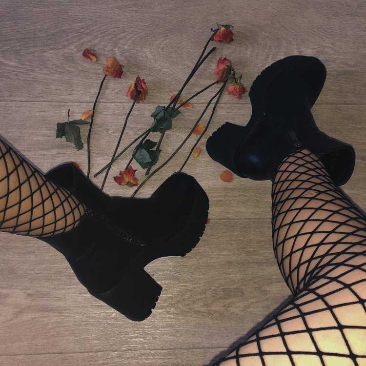 Колготки в сеточку с ботинками