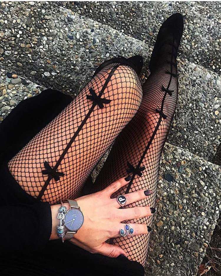 Ноги в колготках в сетку