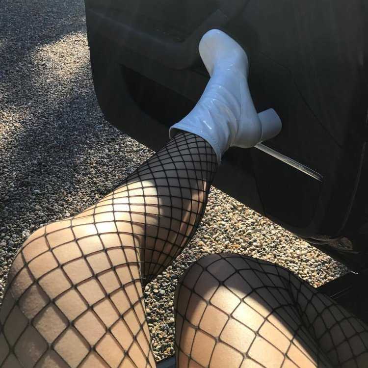 Ноги в сетчатых колготках и в юбке