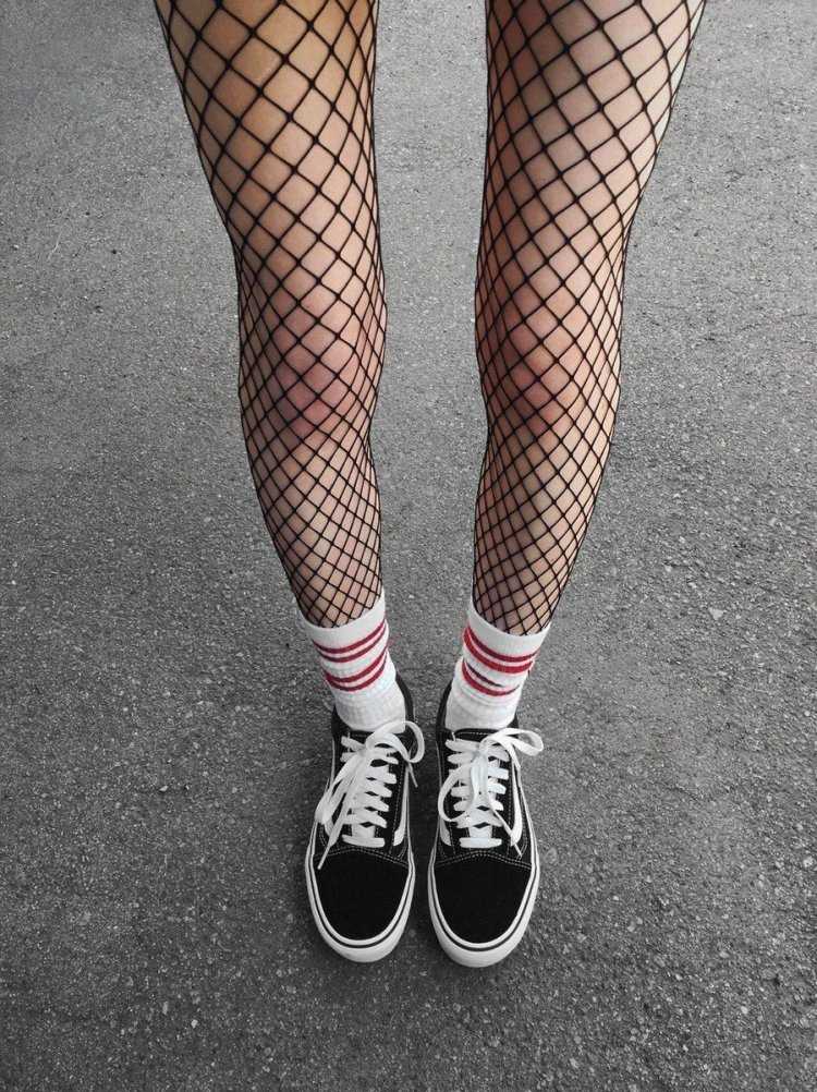 Ножки в гольфах в сеточку