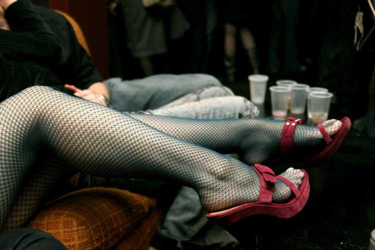 Женские ступни в колготках