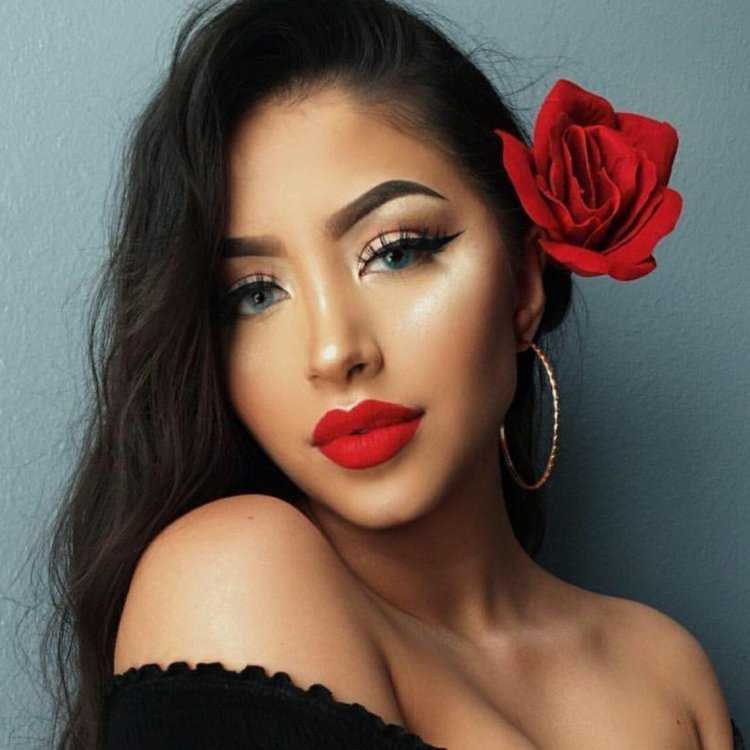 Образы с красной помадой брюнетки50