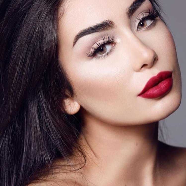 Макияж с красными губами для брюнеток с карими