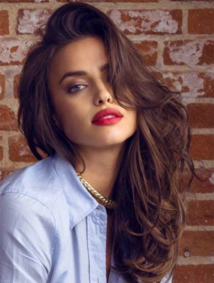 Образы с красной помадой брюнетки54