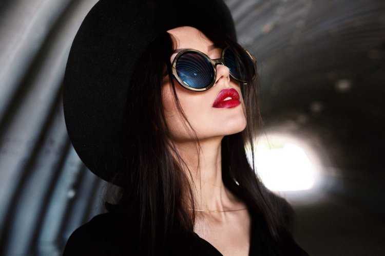 Брюнетка с красной помадой